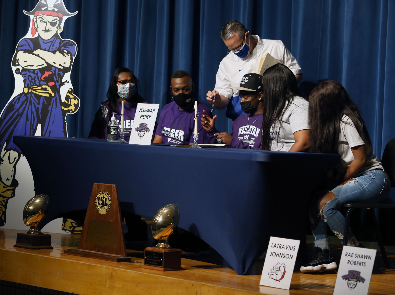 020421-wac-spt-lavega=signing-jl7.JPG